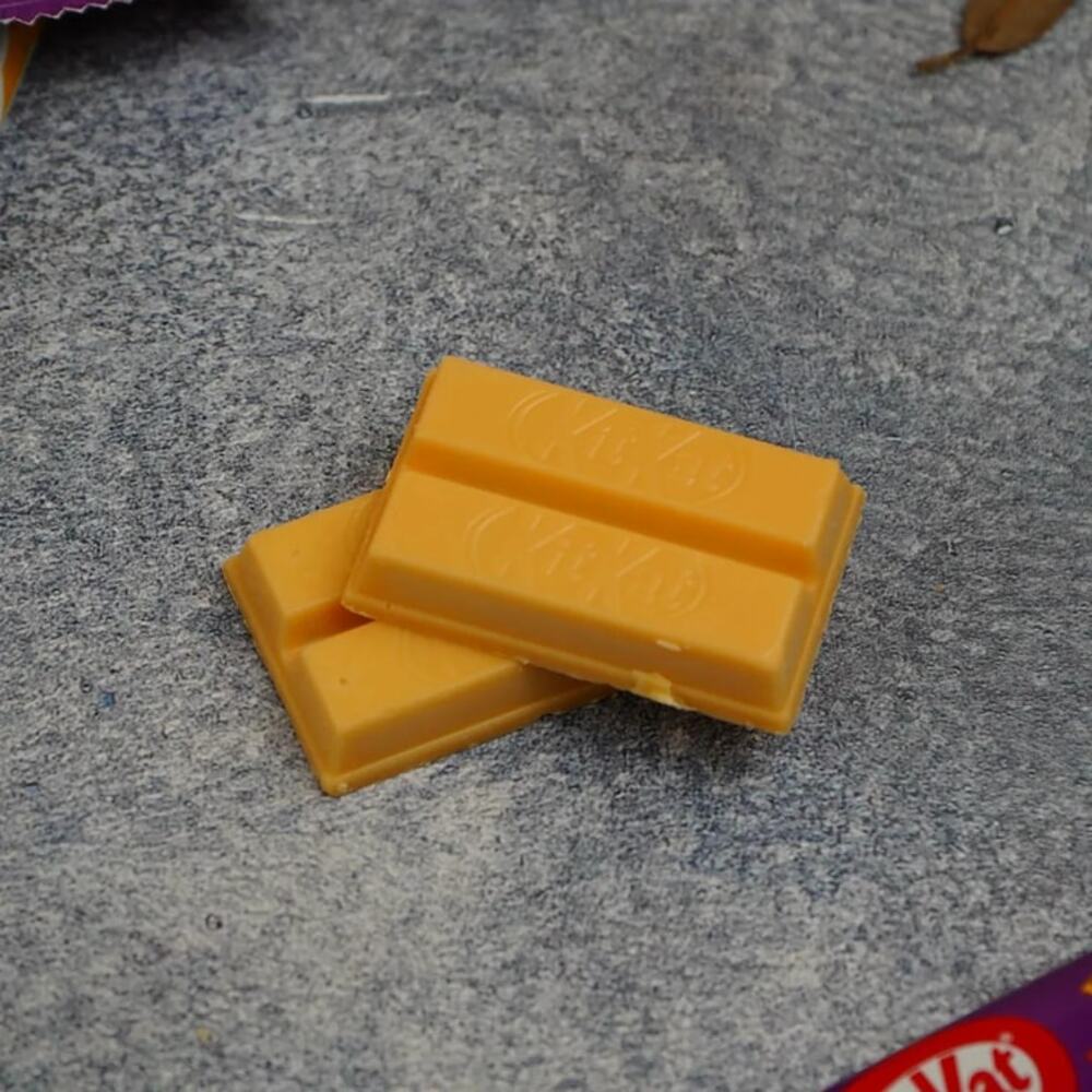 nestl-kitkat-halloween-mini-apple-pie-chocolate-wafers-9-pieces-101g-2